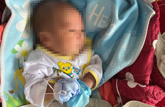 Bé sơ sinh bị bỏ rơi ở thị trấn Hương Khê .