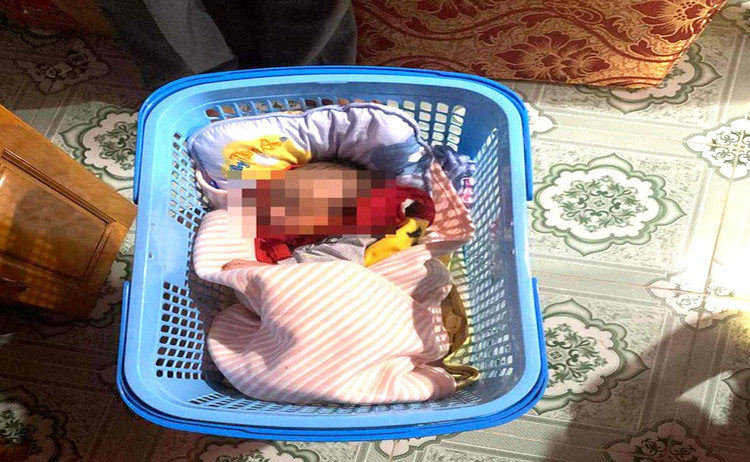 Bé trai sơ sinh bị bỏ rơi trước cổng nhà dân.