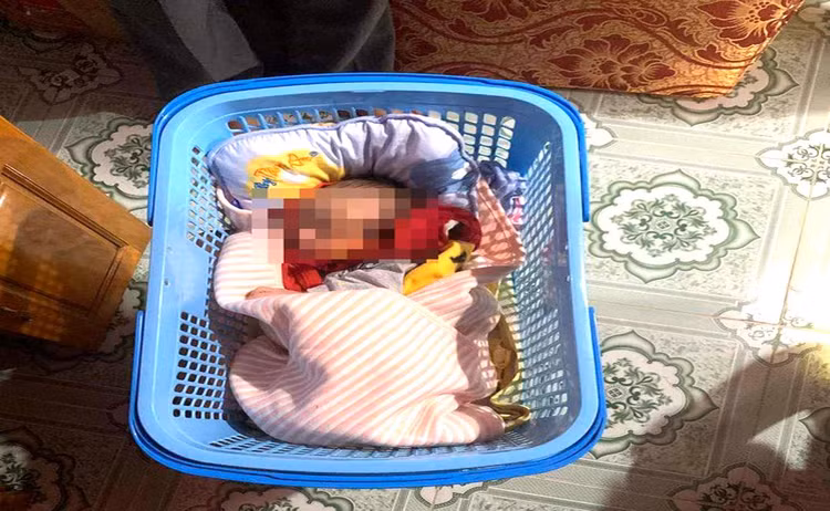 Bé trai sơ sinh bị bỏ rơi trước cổng nhà dân.