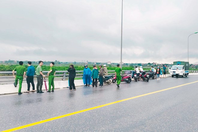 Lực lượng chức năng cùng người dân đang nỗ lực tìm kiếm tung tích nạn nhân.