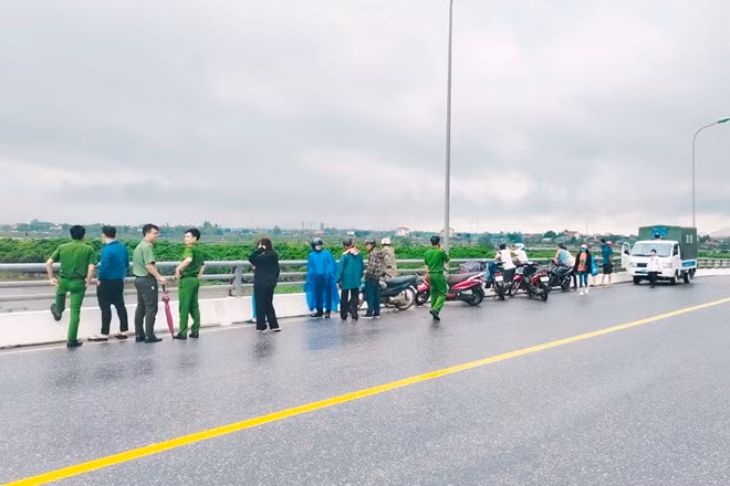 Lực lượng chức năng cùng người dân đang nỗ lực tìm kiếm tung tích nạn nhân.