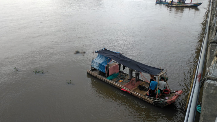 Thi thể nam thanh niên được tìm thấy cách vị trí nhảy cầu khoảng 1,5km.