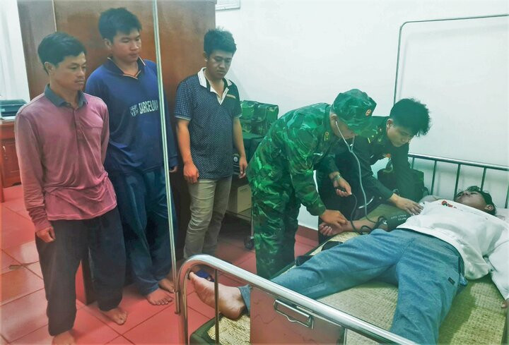 Bộ đội Biên phòng tỉnh Quảng Bình kiểm tra sức khoẻ cho các thuyền viên.