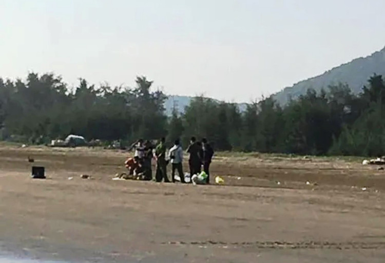 Thi thể người đàn ông trôi dạt vào bờ biển.