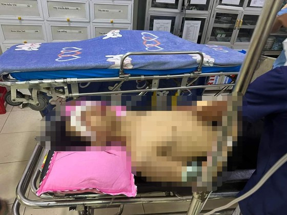 Em V.T.T. được người nhà đưa đi cấp cứu sau vụ nổ lớn.