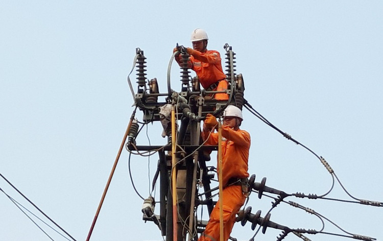 CBCNV PC Hà Tĩnh kiểm tra đường dây, vệ sinh, bảo dưỡng lưới điện sẵn sàng cho mùa nắng nóng.