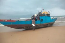 Chiếc tàu lạ, không người lái trôi dạt vào bờ biển tỉnh Quảng Bình.