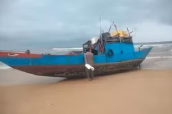 Chiếc tàu lạ, không người lái trôi dạt vào bờ biển tỉnh Quảng Bình.