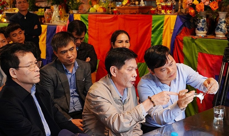 Gia đình &quot;thủ nhang&quot; bàn giao chìa khóa hòm công đức, chìa khóa Cung đức Thánh mẫu và các cung còn lại của khu nội tự.