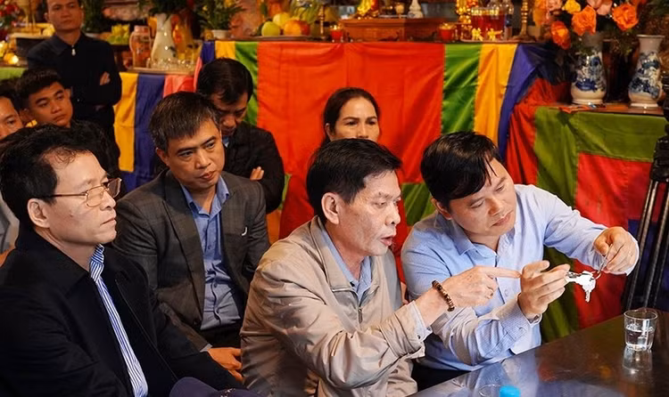 Gia đình "thủ nhang" bàn giao chìa khóa hòm công đức, chìa khóa Cung đức Thánh mẫu và các cung còn lại của khu nội tự.