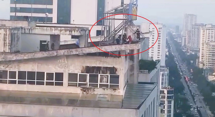 Cô gái được lực lượng chức năng kịp thời giải cứu.