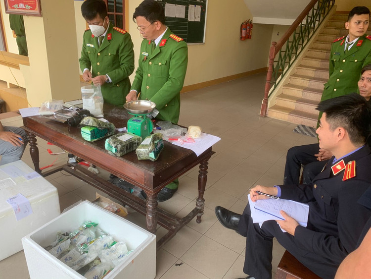 Lực lượng chức năng đang tiến hành kiểm tra tang vật. Lực lượng chức năng đang tiến hành kiểm tra tang vật.