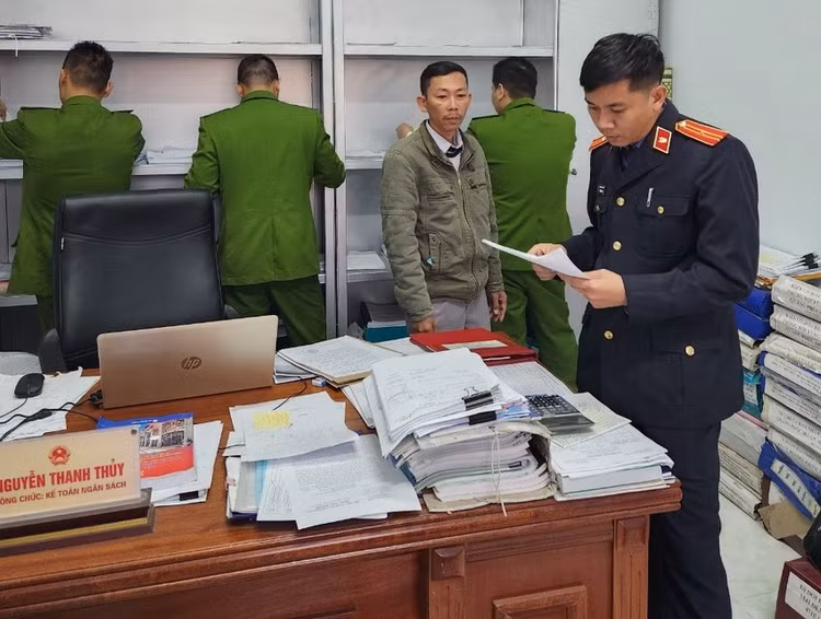 Lực lượng chức năng tiến hành khám xét phòng làm việc ông Nguyễn Thanh Thủy.