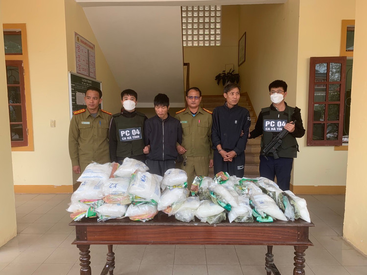 Hai đối tượng cùng tang vật bị bắt giữ. Hai đối tượng cùng tang vật bị bắt giữ.