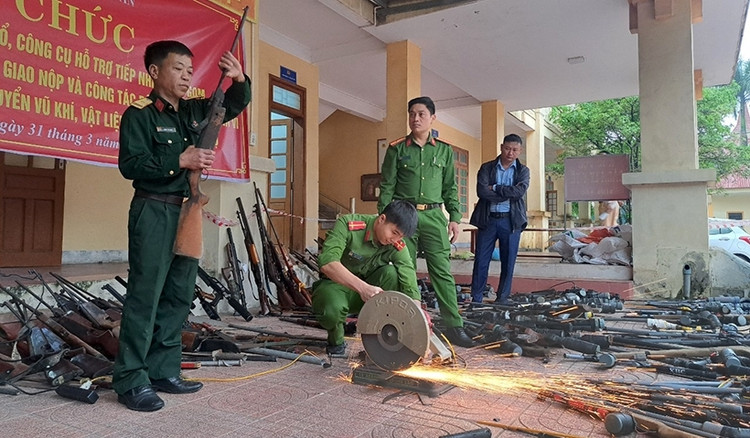 Lực lượng chức năng tỉnh Hà Tĩnh đang tiến hành tiêu huỷ nhiều loại vũ khí nguy hiểm.