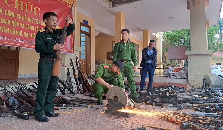 Lực lượng chức năng tỉnh Hà Tĩnh đang tiến hành tiêu huỷ nhiều loại vũ khí nguy hiểm.