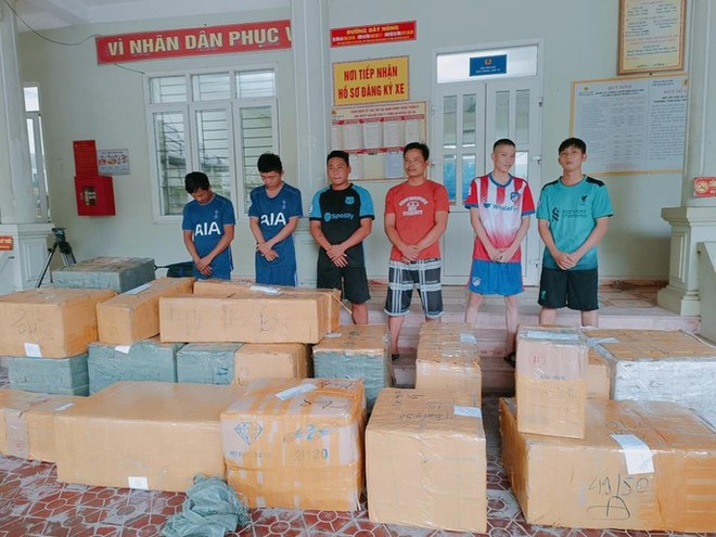 Các đối tượng cùng tang vật bị bắt giữ...