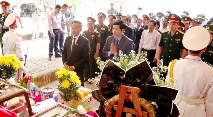 Lãnh đạo hai tỉnh Quảng Bình và Khăm Muộn dâng hương tưởng niệm các liệt sĩ.