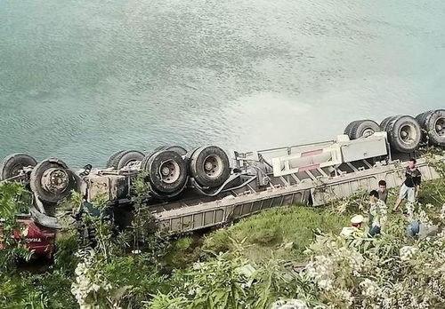 Xe đầu kéo lao xuống sông, bị lật nghiêng.