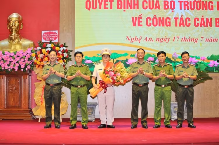 Lãnh đạo Công an tỉnh Nghệ An tặng hoa chúc mừng đồng chí Đại tá Trần Hồng Quang.