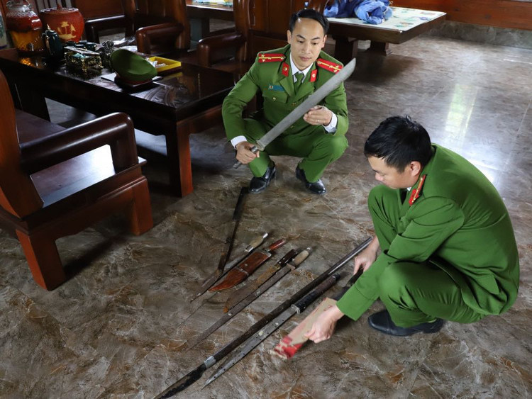 Lực lượng chức năng phát hiện, thu giữ nhiều vũ khí tại nhà đối tượng.