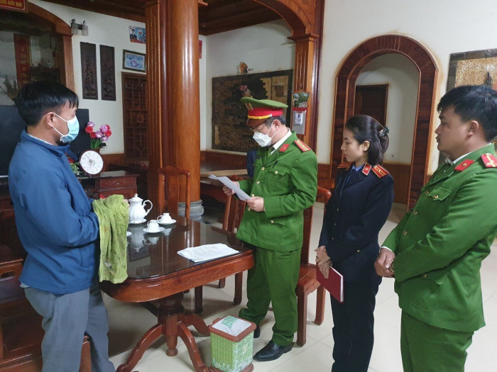 Cơ quan CSĐT đọc lệnh khởi tố, bắt tạm giam đối với Hồ Sỹ Bình.