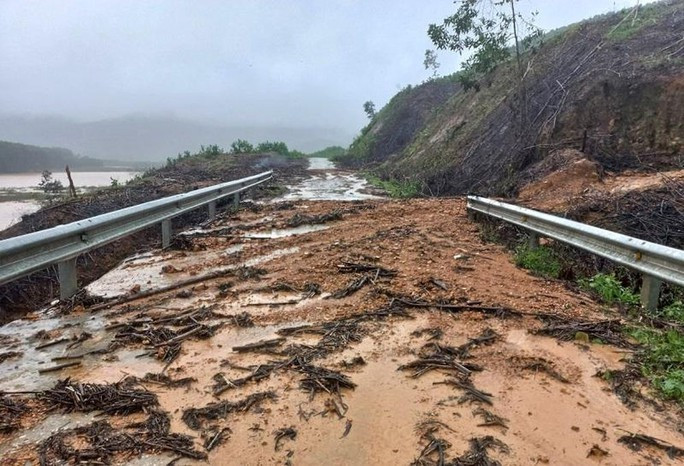 Đường vào bản Rào Tre mới bị sạt lở gây khó khăn trong việc đi lại.