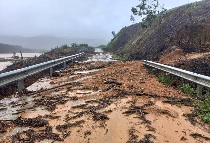 Đường vào bản Rào Tre mới bị sạt lở gây khó khăn trong việc đi lại.