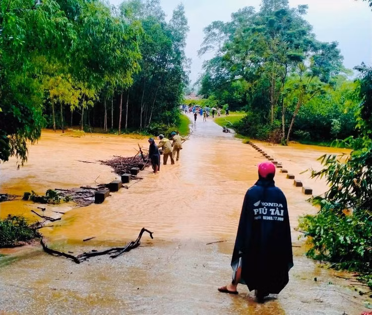 Nhiều tuyến đường bị ngập cục bộ...