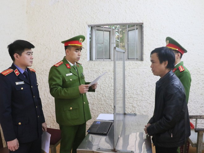 Cơ quan CSĐT đọc lệnh khởi tố bị can đối với Nguyễn Văn Hiền.