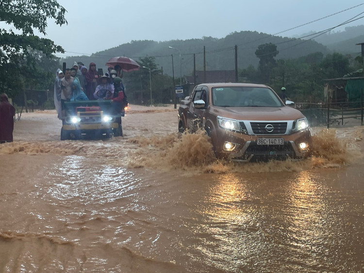 Quốc lộ 15A đoạn qua xã Hà Linh (huyện Hương Khê) bị ngập sâu khiến các phương tiện giao thông đi lại gặp nhiều khó khăn.