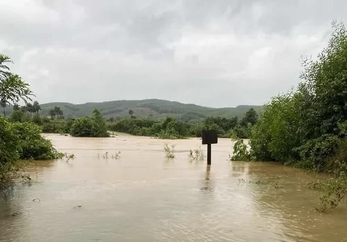 Nhiều tuyến đường ở huyện miền núi Hương Khê bị ngập cục bộ.