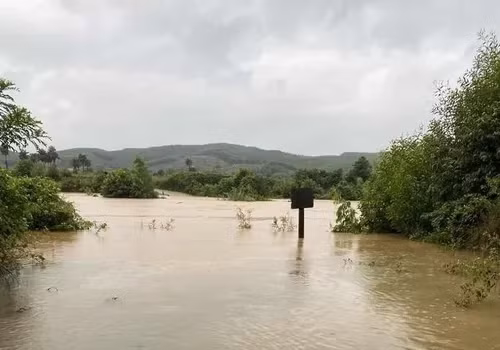 Nhiều tuyến đường ở huyện miền núi Hương Khê bị ngập cục bộ.