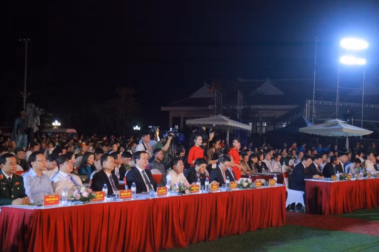 Các đại biểu tham dự chương trình nghệ thuật "Truông Bồn - Dấu chân anh hùng".