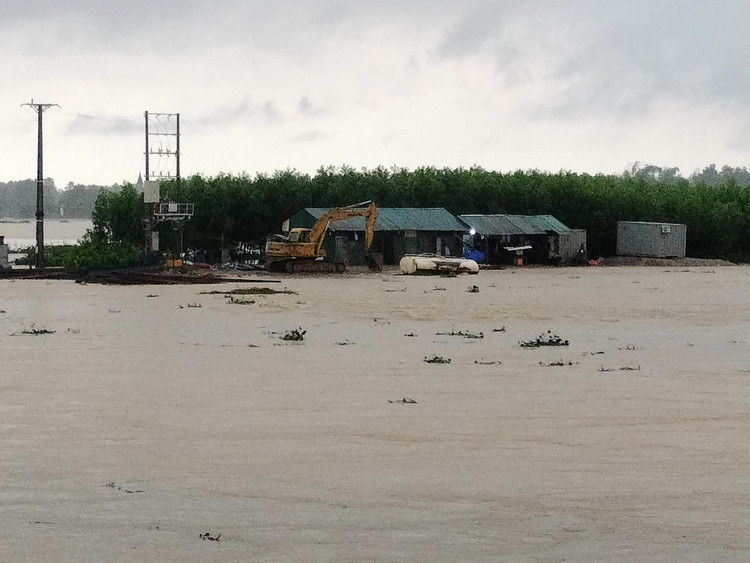 Mưa lớn khiến 9 công nhân đang thi công Dự án cao tốc Bắc – Nam bị mặc kẹt giữa dòng nước lũ.