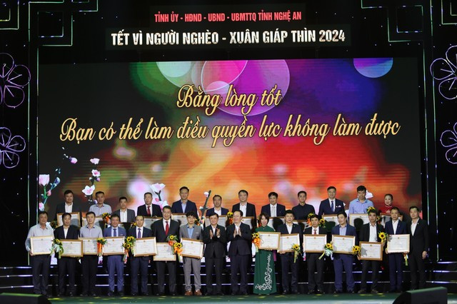 Lãnh đạo tỉnh Nghệ An trao tặng bằng khen cho các tổ chức, đơn vị, doanh nghiệp và cá nhân trong chương trình Tết vì người nghèo.