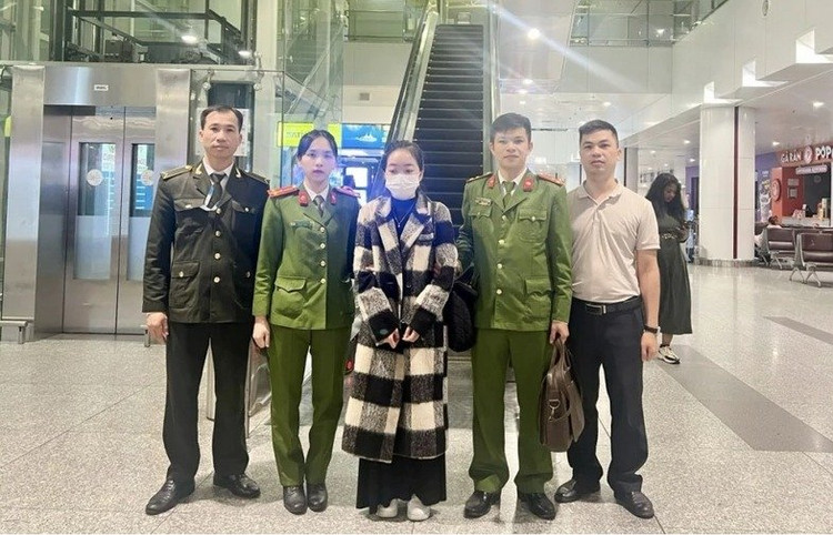 Vừa xuống sân bay Nội Bài, Lê Thị Diễm My đã bị lực lượng chức năng bắt giữ.