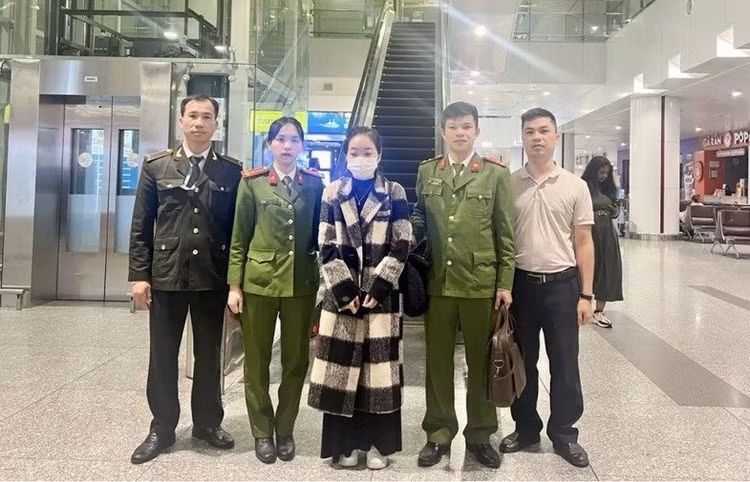 Vừa xuống sân bay Nội Bài, Lê Thị Diễm My đã bị lực lượng chức năng bắt giữ.