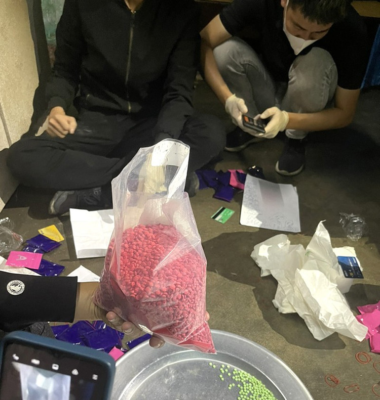 ...Cùng tang vật bị bắt giữ. ...Cùng tang vật bị bắt giữ.