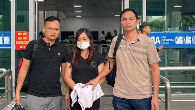 Đối tượng Lữ Thị Hương được di lý từ Bình Dương về Nghệ An để phục vụ công tác điều tra.