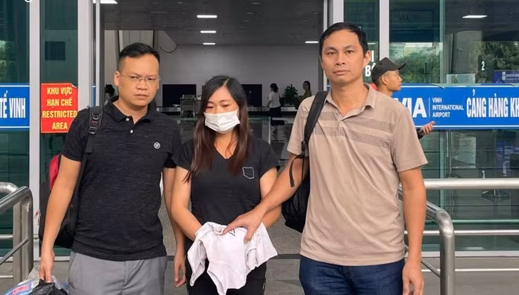 Đối tượng Lữ Thị Hương được di lý từ Bình Dương về Nghệ An để phục vụ công tác điều tra.