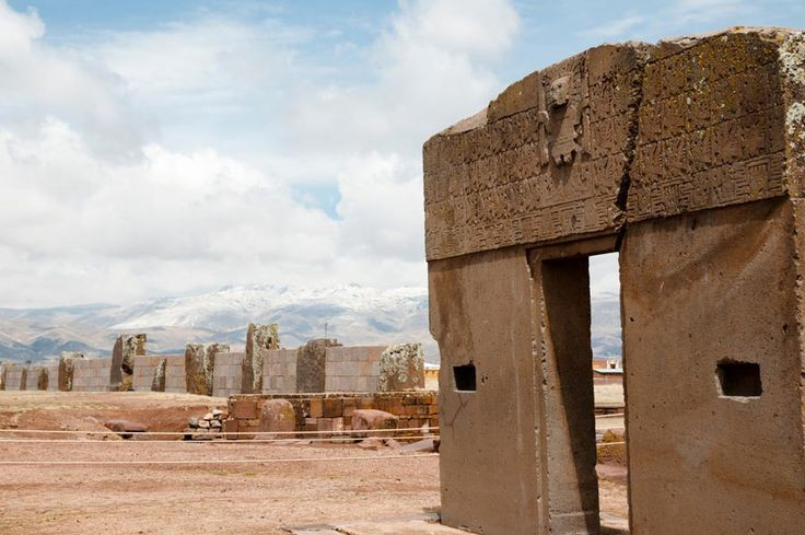 Một số cấu trúc được xây từ đá nặng tới hàng trăm tấn. Những phiến đá lớn nhất tại Tiahuanaco nặng tới 130 tấn, và vẫn chưa có lời giải thích rõ ràng nào cho cách người xưa vận chuyển và lắp ghép chúng chính xác đến vậy. Ảnh: Pinterest.