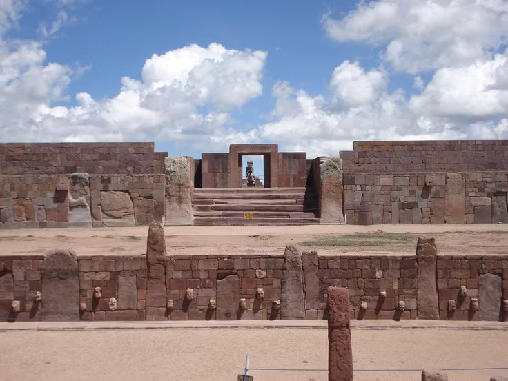 Tiahuanaco từng là trung tâm tôn giáo và chính trị lớn. Vào thời kỳ hoàng kim (khoảng 300–1000 SCN), Tiahuanaco là một đô thị sầm uất với kiến trúc hoành tráng và ảnh hưởng mạnh mẽ đến nhiều vùng lân cận ở Andes. Ảnh: Pinterest.