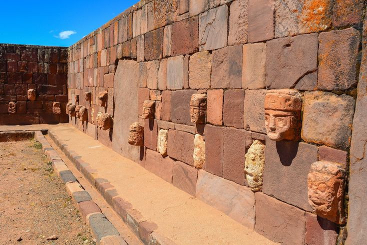 7. Di tích này đã truyền cảm hứng cho nhiều giả thuyết ly kỳ. Một số giả thuyết cho rằng Tiahuanaco có thể do “người ngoài hành tinh” xây dựng, hay là tàn tích của một nền văn minh tiền sử bị lãng quên. Ảnh: Pinterest.