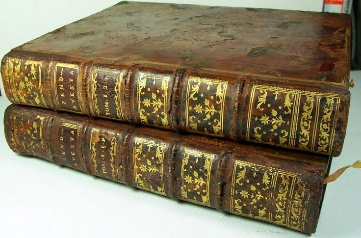 3. Gồm nhiều phần với nội dung khác nhau. Avesta bao gồm nhiều phần như Yasna (nghi lễ tôn giáo), Visperad (mở rộng Yasna), Vendidad (luật tôn giáo), và Yashts (bài thơ ca ngợi các vị thần). Ảnh: Pinterest.