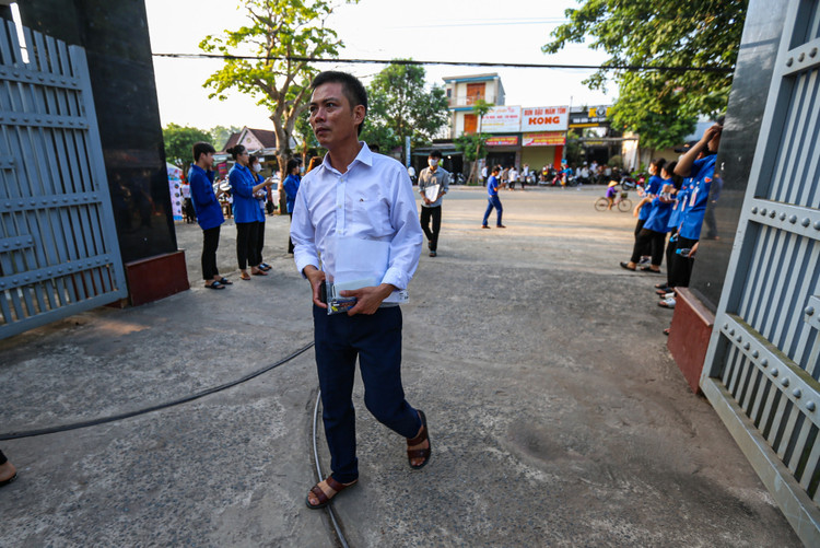 Trưởng thôn Đặng Văn Ảnh tham dự kỳ thi tốt nghiệp THPT 2023 tại điểm thi Trường THPT Đồng Lộc.