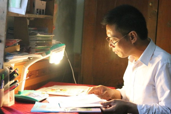 Để có kết quả tốt tại kỳ thi lần này, ông Ảnh đã rất tích cực ôn tập bài vở...