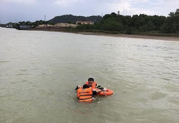 Lực lượng chức năng tỉnh Nghệ An cứu sống 2 người nhảy cầu Bến Thuỷ tự tử.