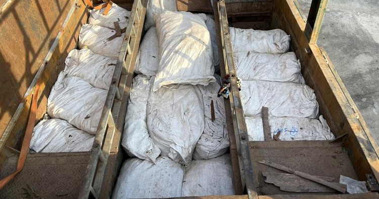 Gỗ trắc và vảy tê tê được ngụy trang trong hầm, dưới thùng xe rơ moóc.