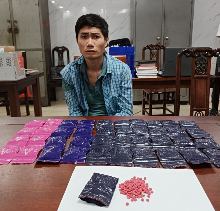 Đối tượng Lương Anh Tú cùng tang vật bị bắt giữ. Đối tượng Lương Anh Tú cùng tang vật bị bắt giữ.